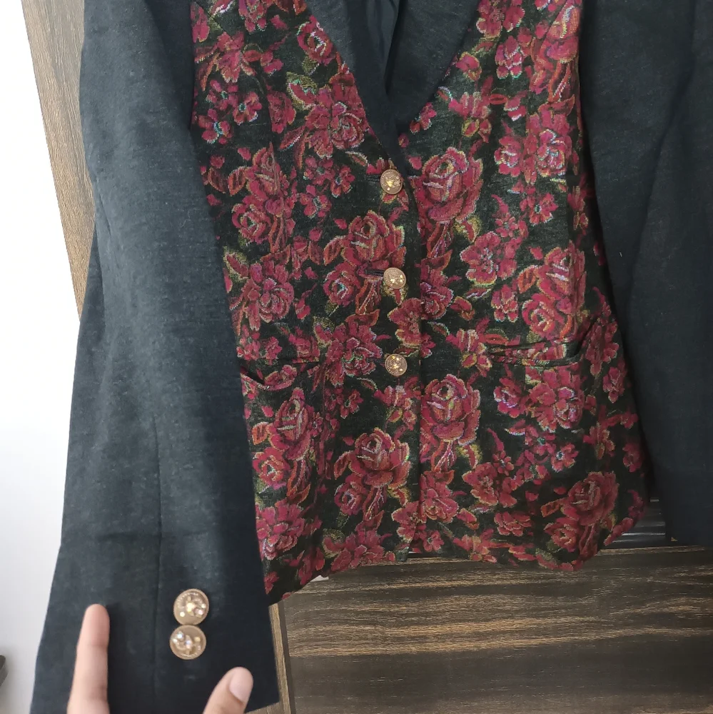 Branded partywear high quality blazer..... - Picture 2 of 10